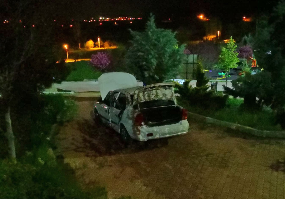 park-halindeki-otomobilde-patlama-3-yarali.jpg