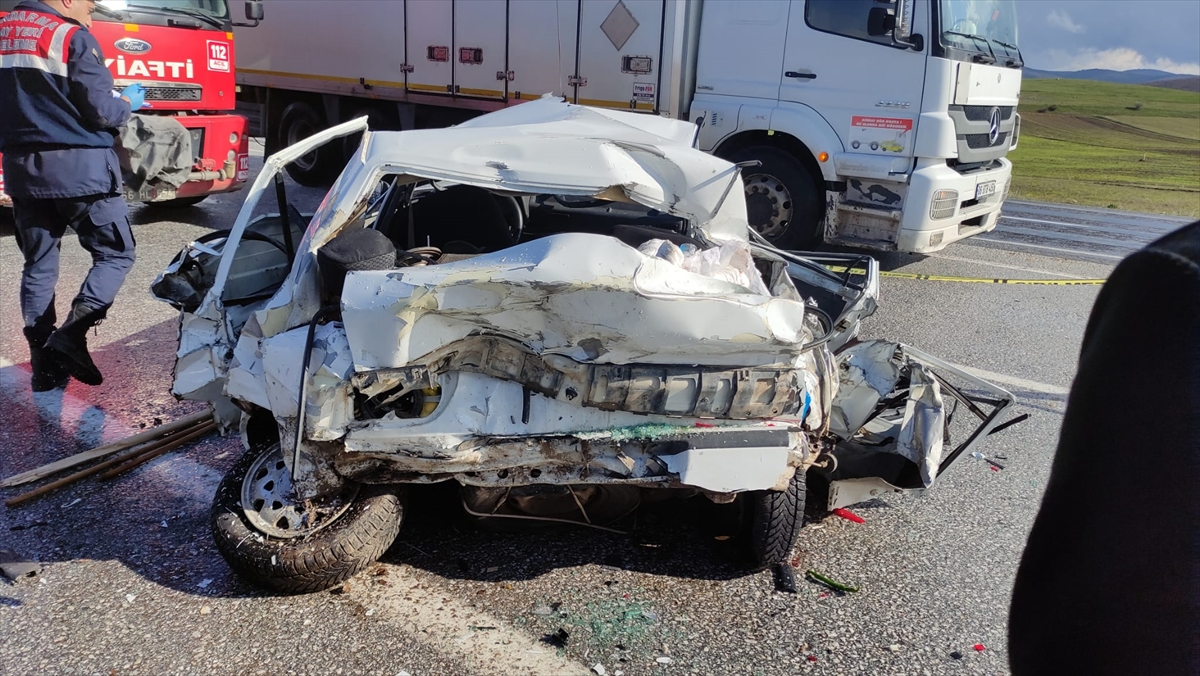 ayni-bolgede-meydana-gelen-iki-trafik-kazasinda-bir-kisi-oldu-8-kisi-yaralandi.jpg