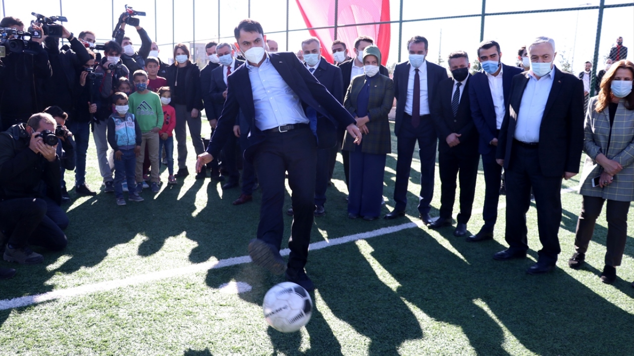 bakan-kurum-unlu-futbolcularla-anlamli-bir-maca-cikacak.jpg