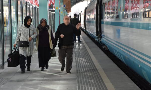 ankara-sivas-yuksek-hizli-treni-ilk-ucretsiz-seferini-yapti-002.jpg