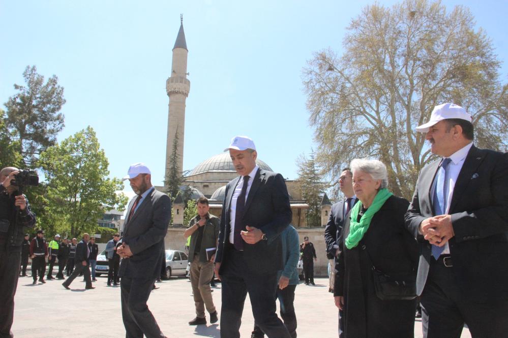 hz-mevlana-icin-karamandan-konyaya-sevgi-ve-baris-yuruyusu-duzenlendi-001.jpg