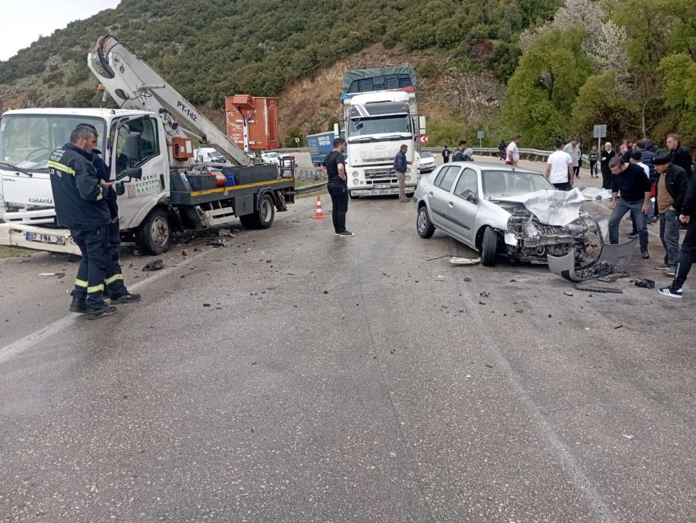 konya-yolunda-kamyonet-ile-otomobil-carpisti-5-yarali-001.jpg