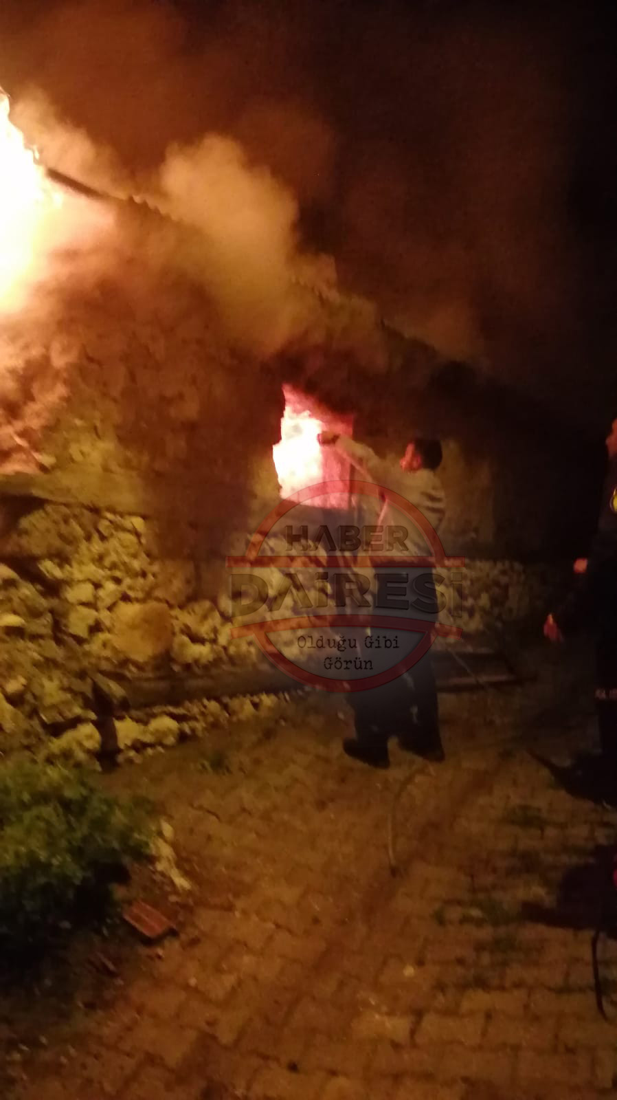 konyada-korkutan-ev-yangini-alevler-icinde-kaldi-002.jpg