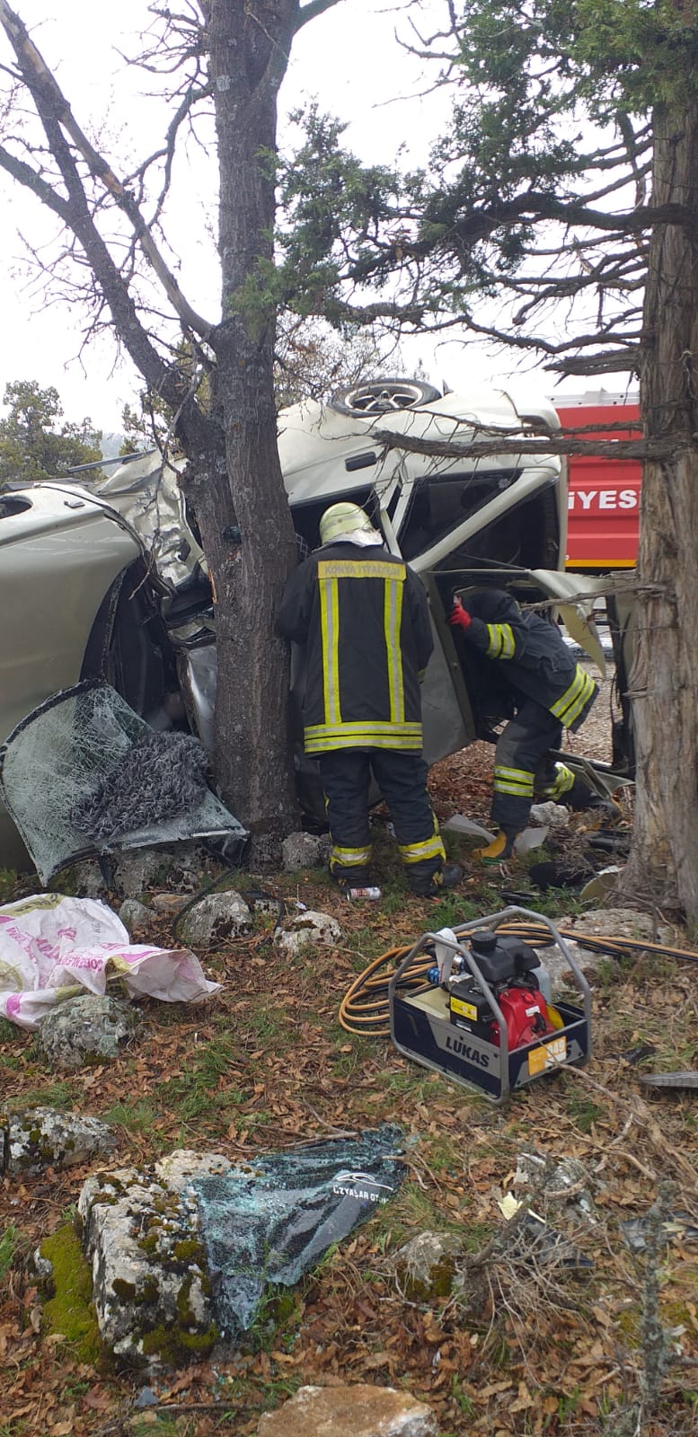 konyada-otomobil-agaca-carpti-surucu-guclukle-kurtarildi-001.jpeg