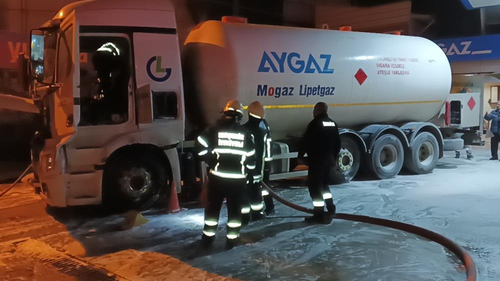 gaz-bosaltan-tanker-akaryakit-istasyonunda-alev-aldi.jpg