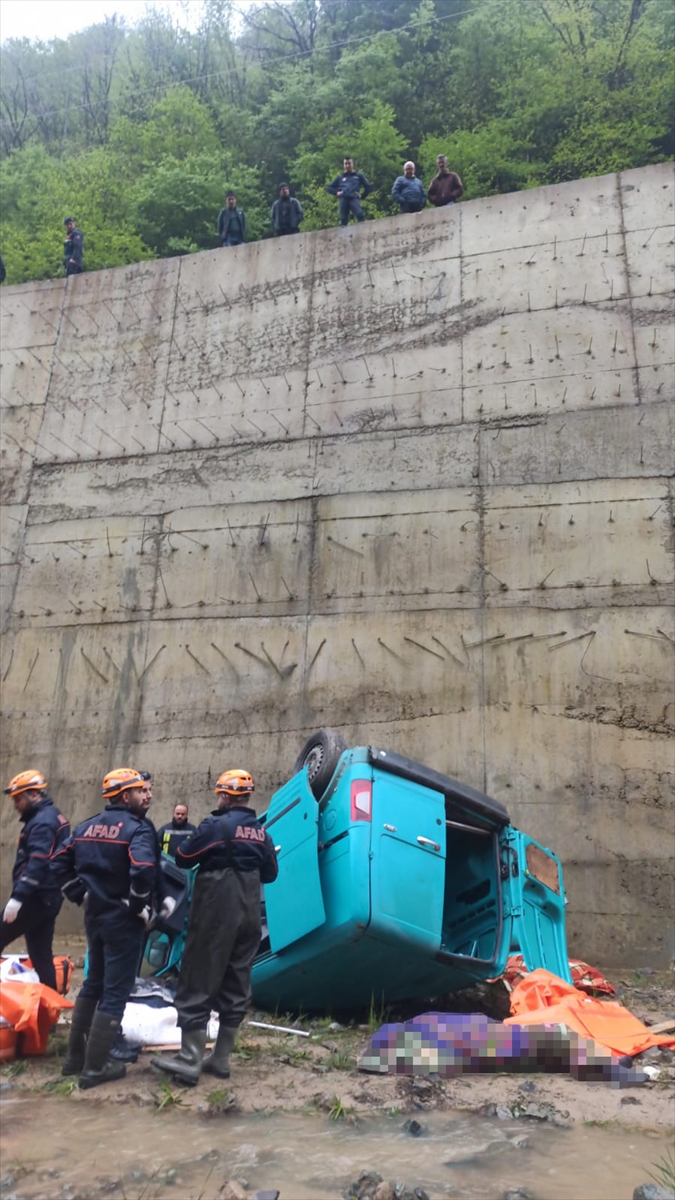 dereye-dusen-arac-bir-aileye-mezar-oldu-4-olu-1-yarali.jpg