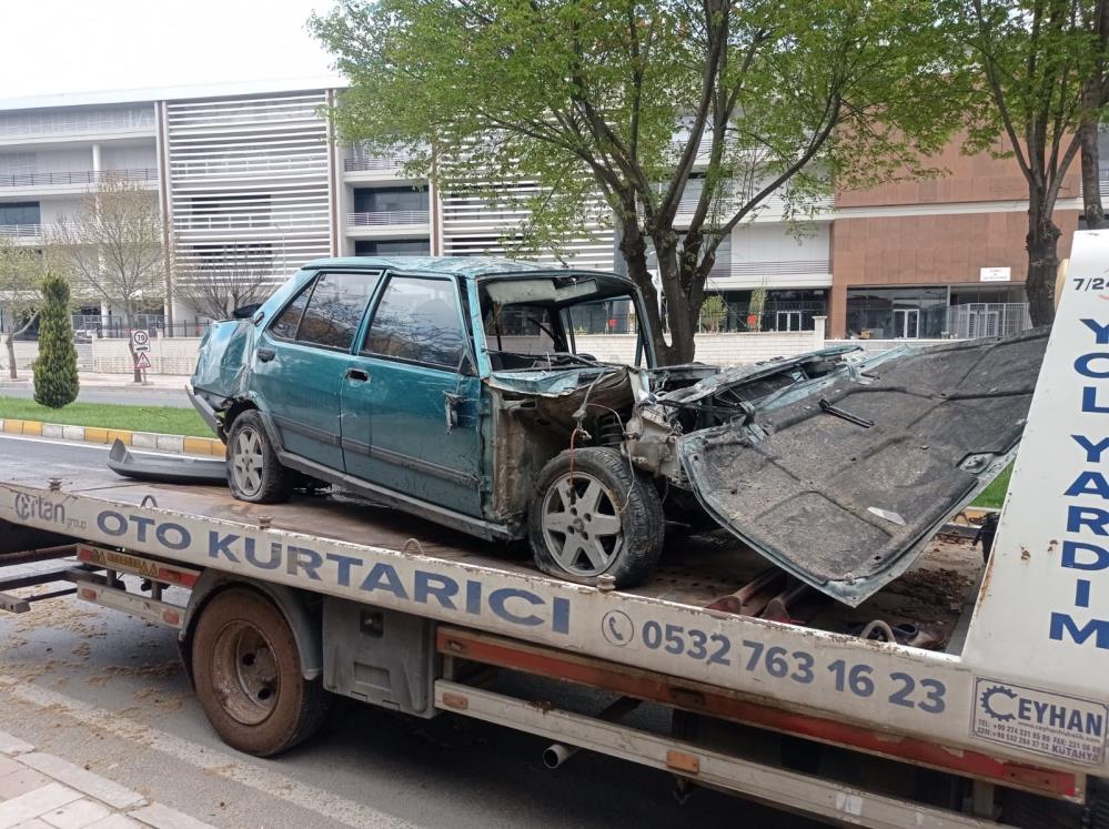 kontrolden-cikan-otomobil-agaca-carpti-1-yarali.jpg