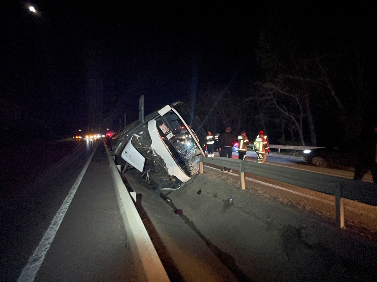 bursada-ogrencileri-tasiyan-ve-surucusunun-kontrolunden-cikan-tur-otobusu-bariyerlere-carparak-devrildi-kazada-3-kisi-yasamini-yitirdi-44-kisi-yaralandi-002.jpg