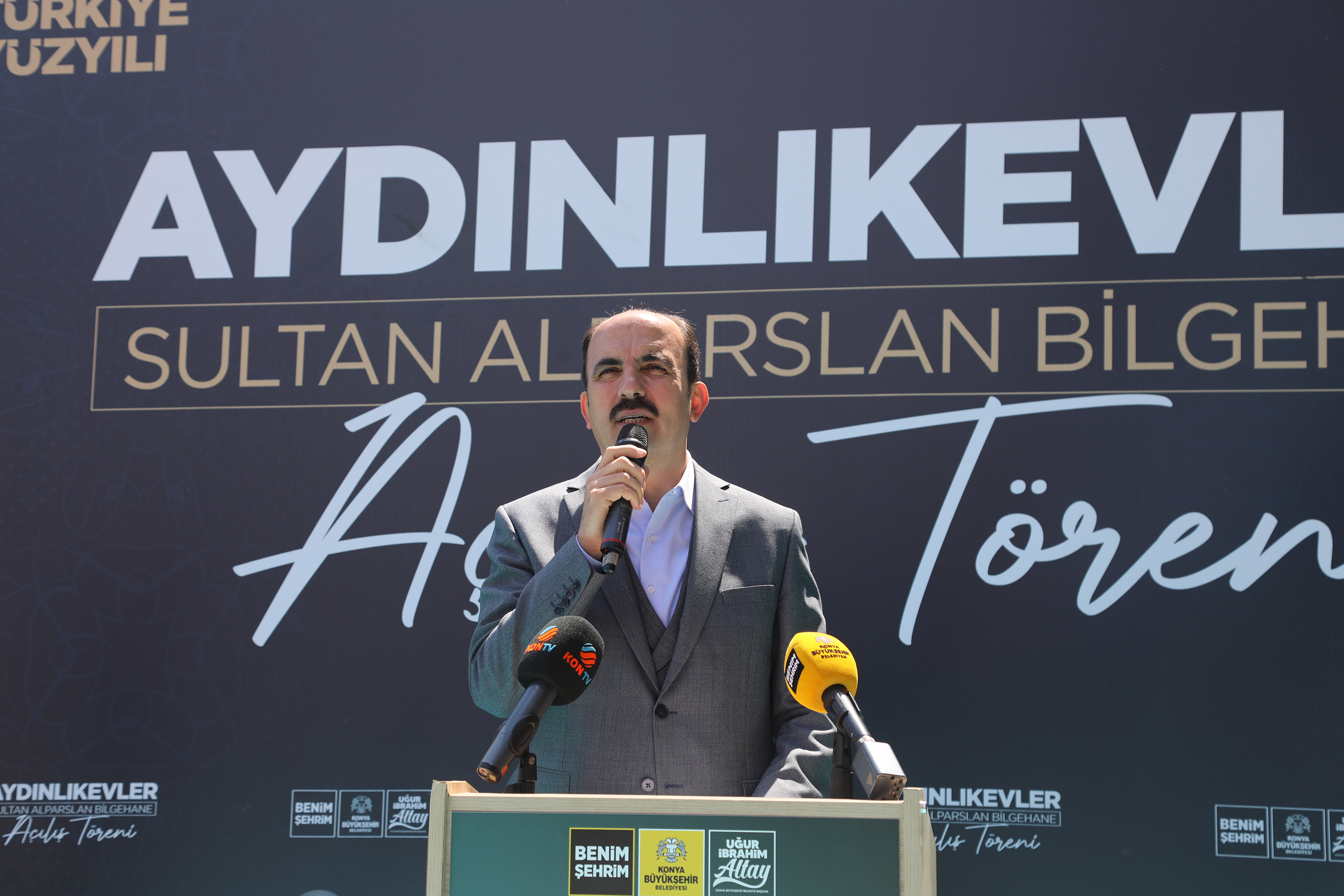 konya-buyuksehir-belediye-baskani-ugur-ibrahim-altay-ak-parti-konya-milletvekili-tahir-akyurek-ile-birlikte-buyuksehir-belediyesi-tarafindan-yapimi-tamamlanan-aydinlikevler-sultan-alparslan-bilgehanesinin-acilisini-gerceklestirdi-001.jpg