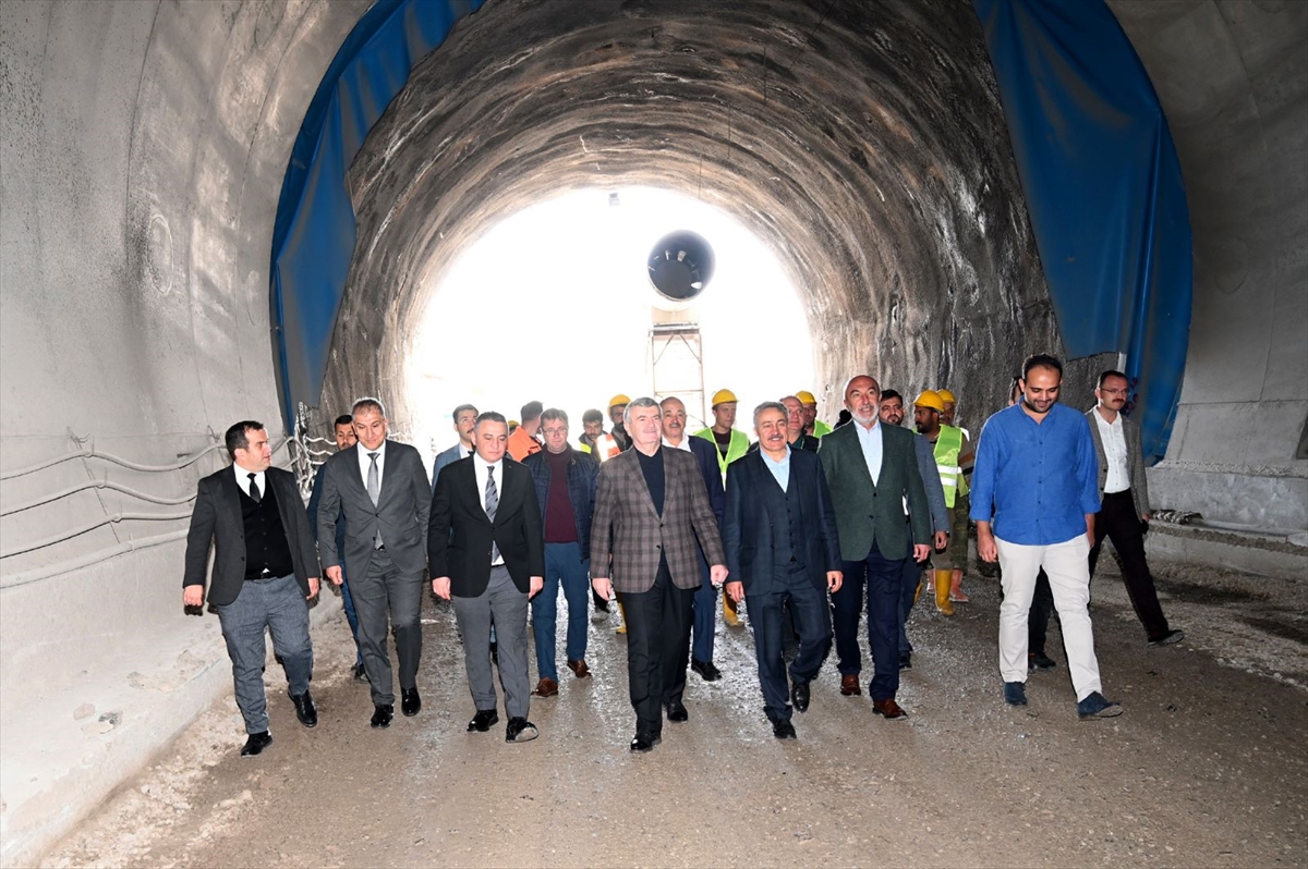 tahir-akyurek-alacabel-tunelini-inceledi-turkiyenin-en-buyuk-projelerden-biri.jpg