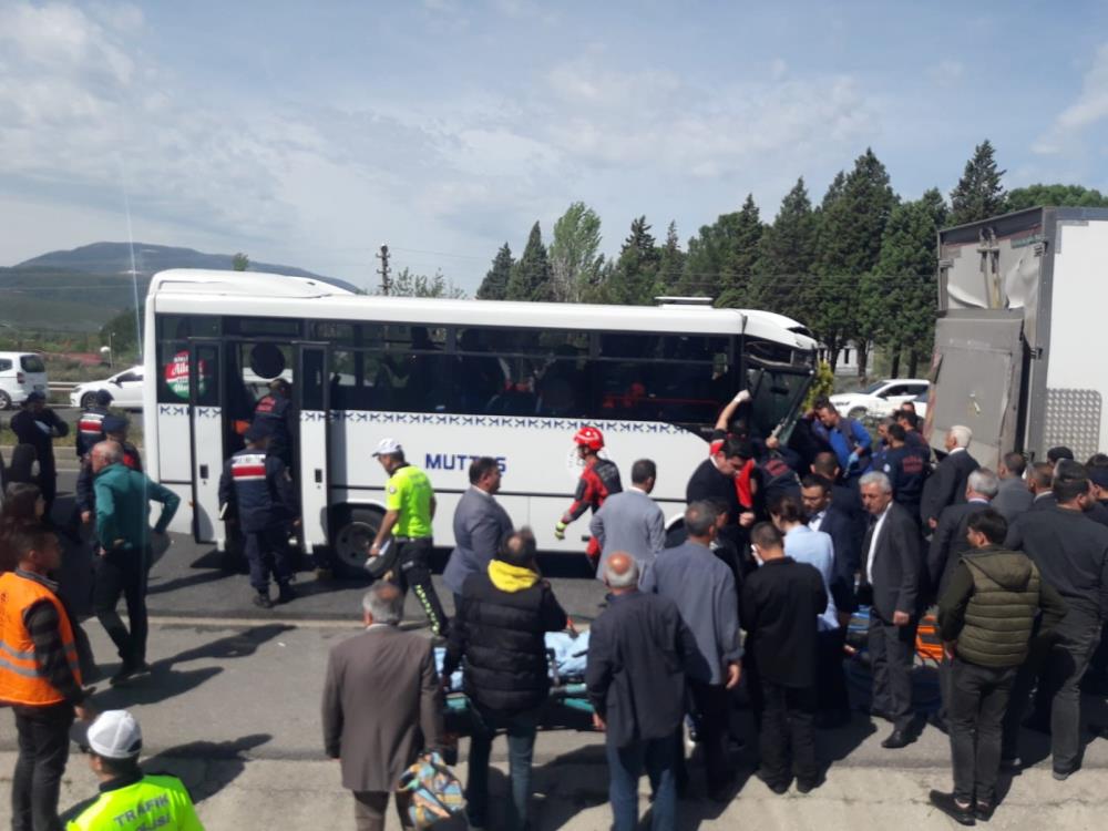 belediyeye-ait-midibus-kamyona-carpti-4u-agir-34-yarali.jpg
