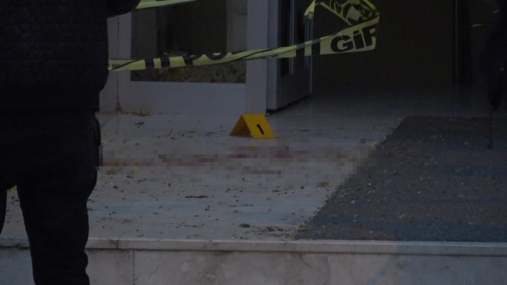 24-yasindaki-genc-evine-girerken-silahli-saldirida-oldu-001.jpg