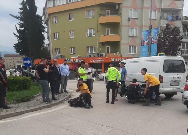 devriye-atarken-motosikletiyle-aniden-yola-cikan-minibuse-carpan-polis-yaralandi.jpg