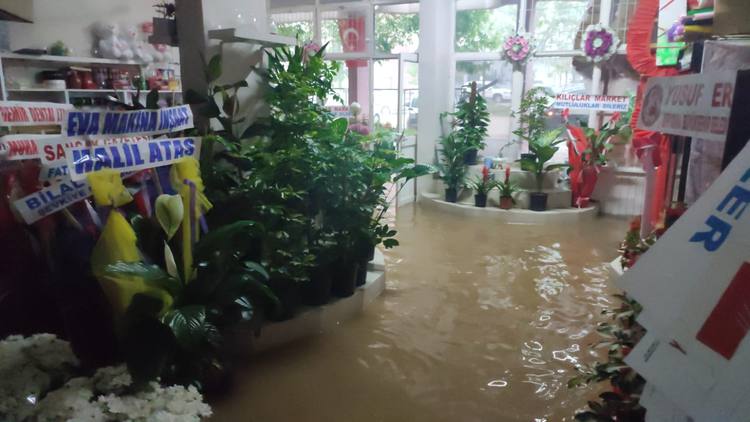 adananin-kozan-ilcesinde-saganak-nedeniyle-bazi-evleri-ve-is-yerlerini-su-basti.jpg