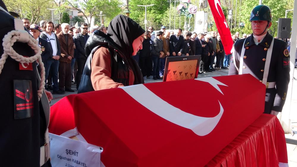 nevsehirdeki-kazada-sehit-olan-uzman-onbasi-memleketi-ispartada-topraga-verildi-001.jpg