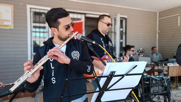 polislerden-olusan-hangar-muzik-grubu-etkinliklerde-sahneye-cikiyor-002.webp