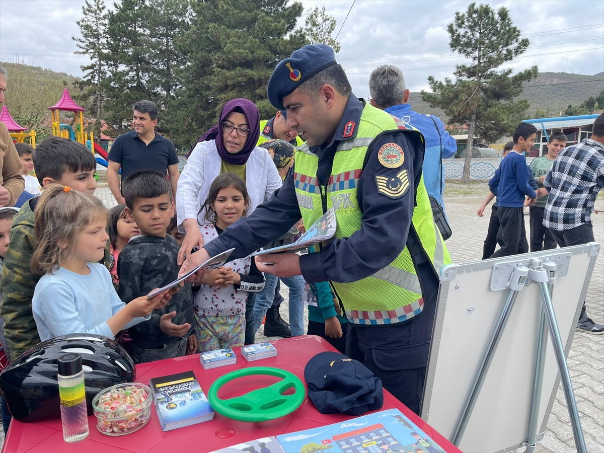 konyada-jandarma-ekiplerinden-ogrencilere-trafik-egitimi-001.jpg