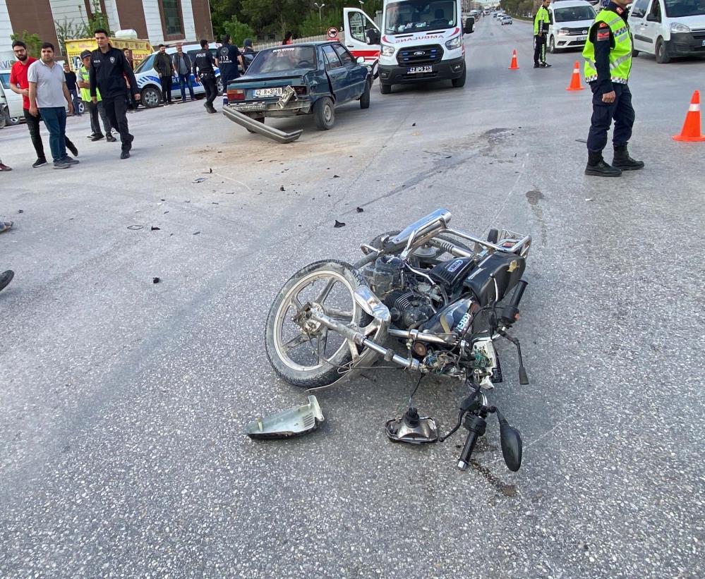 konyada-otomobil-ve-motosiklet-carpisti-2-yarali-001.jpg