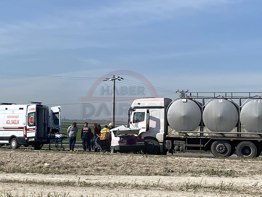konyada-sut-tankeri-otomobille-carpisti-bir-kisi-oldu.jpg