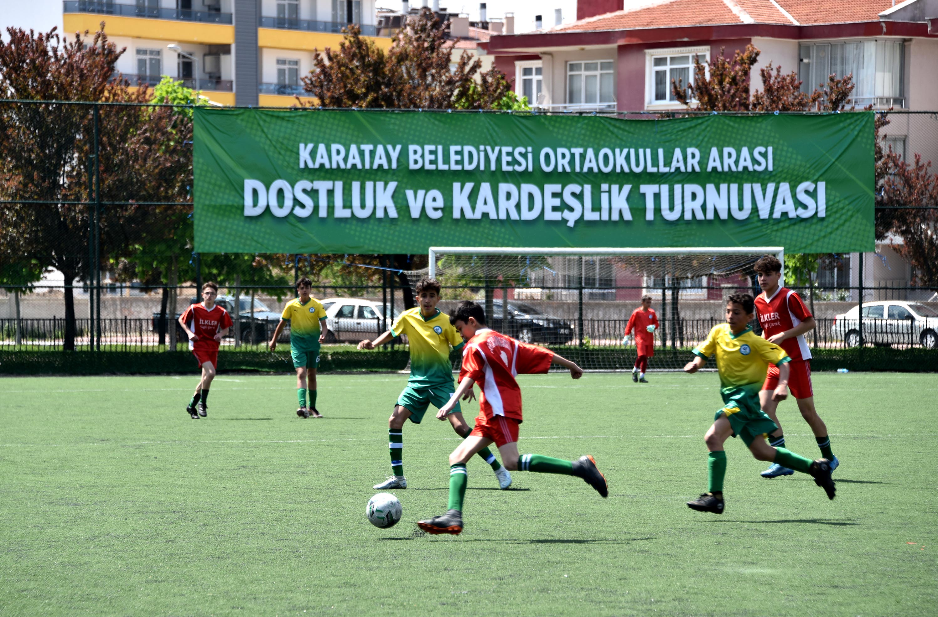 konyadaki-bu-turnuvada-basari-gosteren-ogrenciler-lisansli-futbolcu-olacak-002.jpg