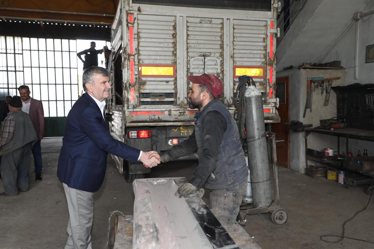 tahir-akyurek-kamyon-garaji-esnafini-ziyaret-etti-001.jpg
