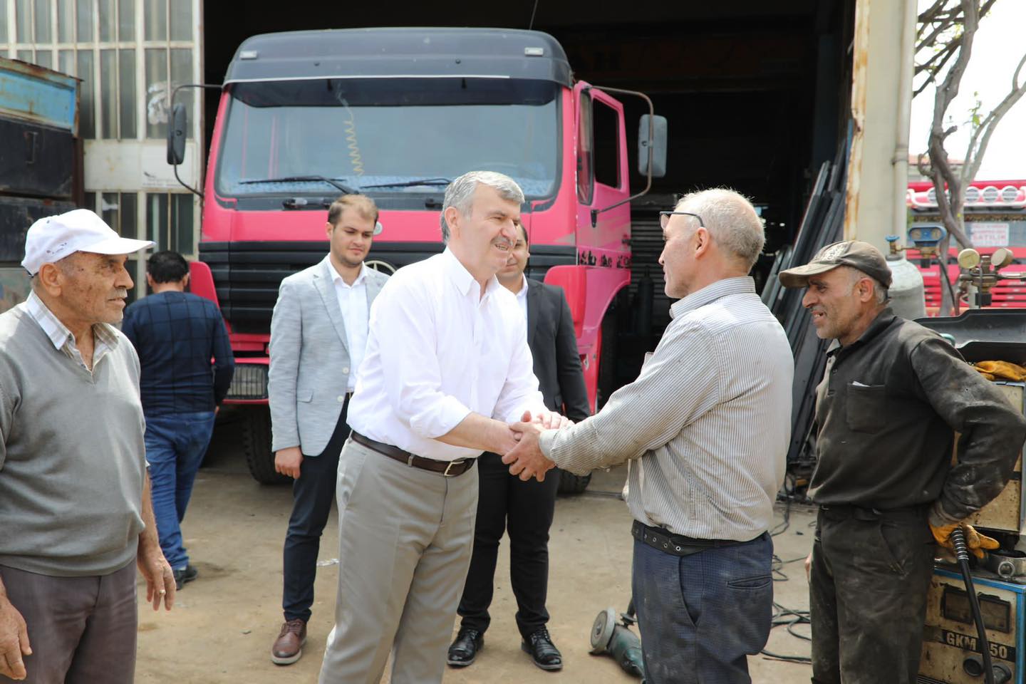 tahir-akyurek-kamyon-garaji-esnafini-ziyaret-etti-002.jpg