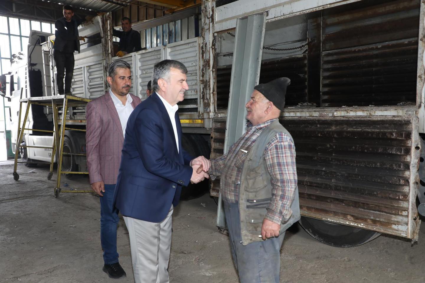 tahir-akyurek-kamyon-garaji-esnafini-ziyaret-etti-003.jpg