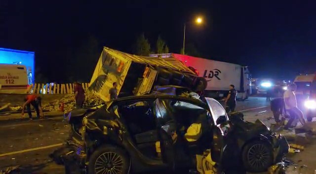 tir-ve-polis-araci-da-dahil-12-arac-birbirine-girdi-olu-ve-yaralilar-var.jpg