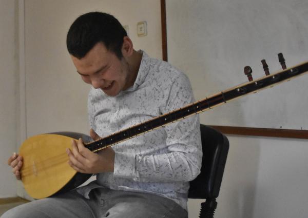 konyali-gorme-engelli-genci-babasinin-baglama-sevdasi-ogretmen-yapti-002.jpg