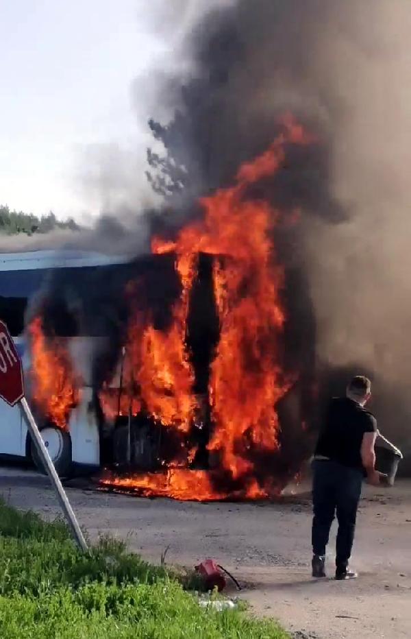 motor-kismindan-alev-alan-yolcu-otobusu-demir-yiginina-dondu.jpg