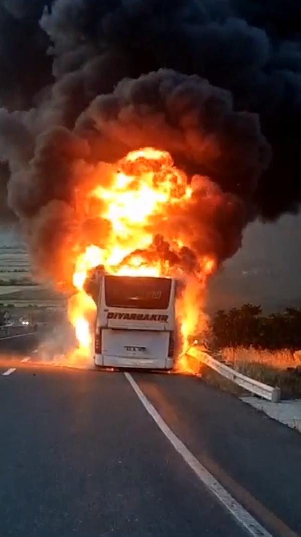 icerisi-yolcu-dolu-otobus-bir-anda-alev-topuna-dondu.jpg