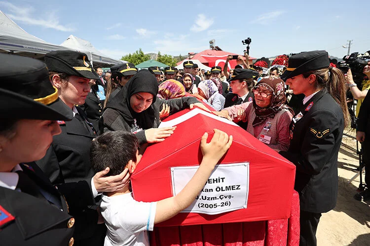 sirnak-sehitlerine-huzunlu-veda-001.webp