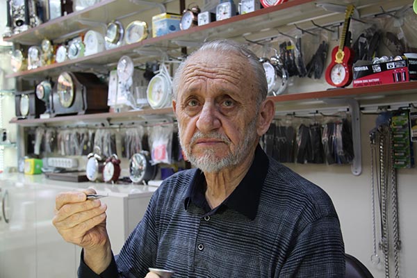 konyada-84-yasindaki-lutfi-pinarcik-66-yildir-saatlere-ayar-veriyor-003.jpg