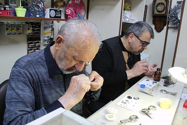 konyada-84-yasindaki-lutfi-pinarcik-66-yildir-saatlere-ayar-veriyor-006.jpg