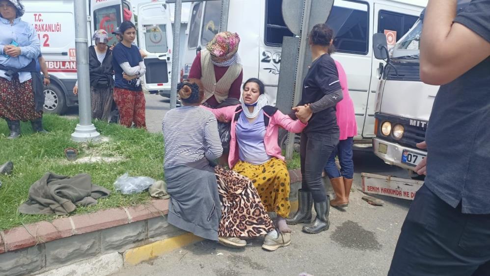 tarim-iscilerini-tasiyan-minibus-ile-kamyonet-carpisti-9-yarali.jpg