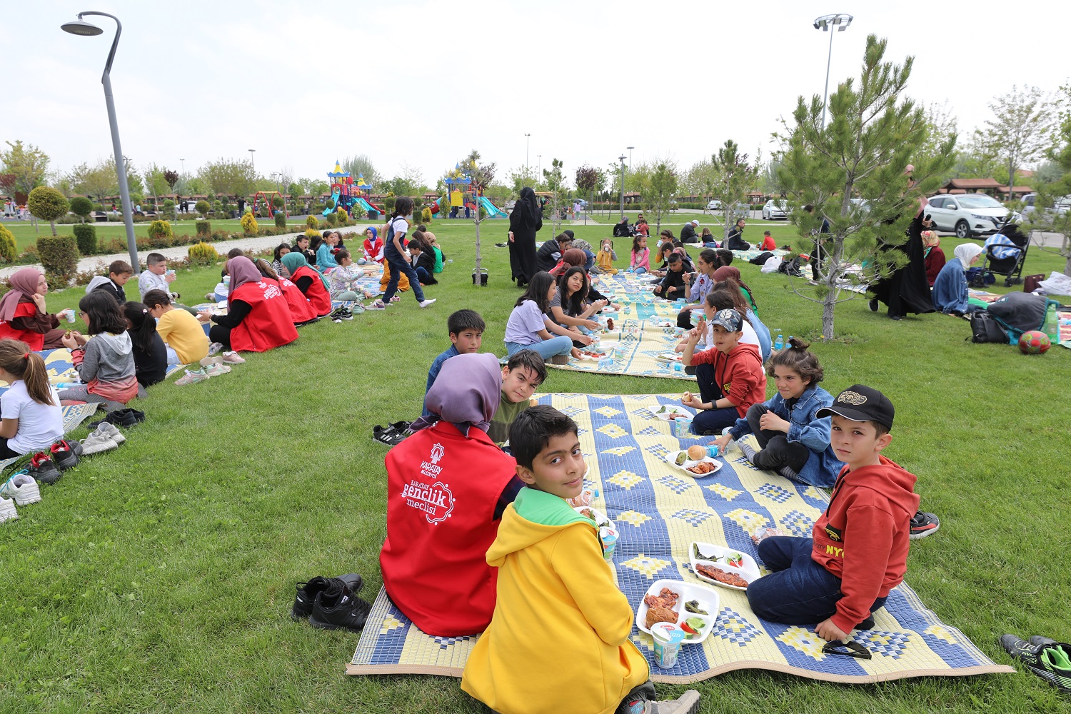 karatayli-cocuklar-piknikte-bulustu-doyasiya-eglendi-003.jpg