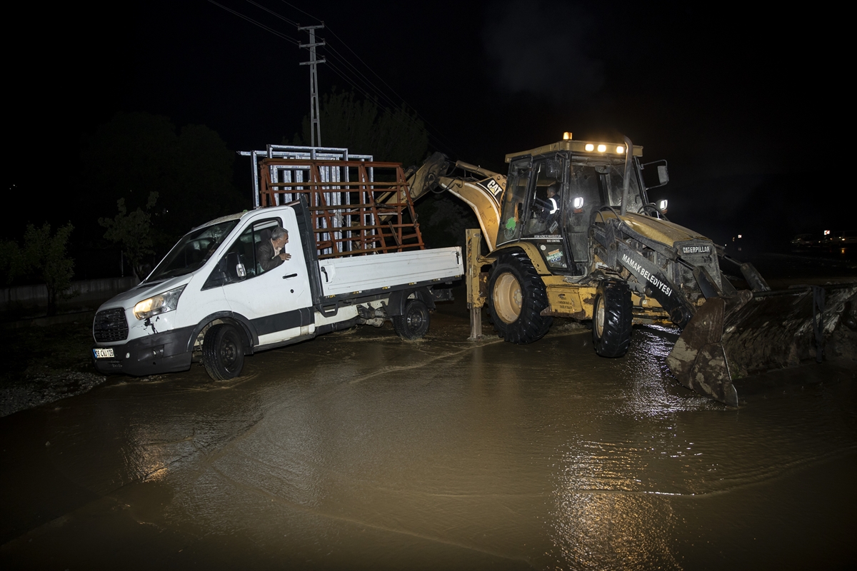 saganak-yagis-sehirlerarasi-yolu-kapatti-ev-ve-is-yerini-su-basti-002.jpg