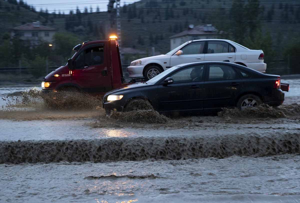 saganak-yagis-sehirlerarasi-yolu-kapatti-ev-ve-is-yerini-su-basti-008.jpg