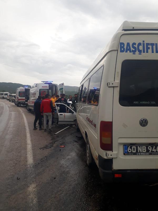 ogrenci-servisi-ile-otomobil-carpisti-1-olu-11-yarali-001.jpg