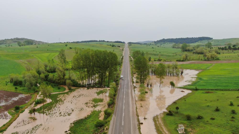 saganak-sele-neden-oldu-yol-coktu-araclar-suruklendi-tarlalar-su-altinda-kaldi-002.jpg