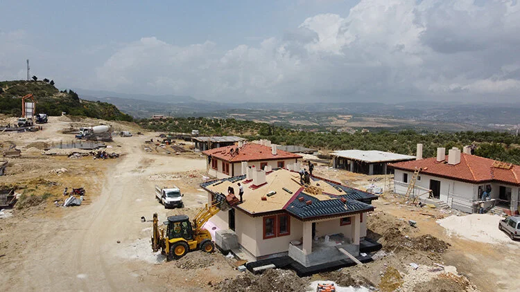 depremde-yikim-yasayan-ilcede-koy-tipi-afet-evlerinin-yapimi-suruyor-003.webp