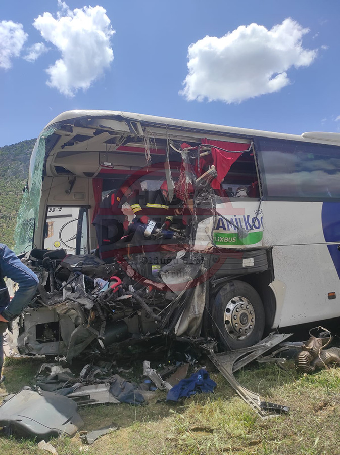 son-dakika-konyada-otobus-kazasi-olu-ve-yaralilar-var-001.jpg