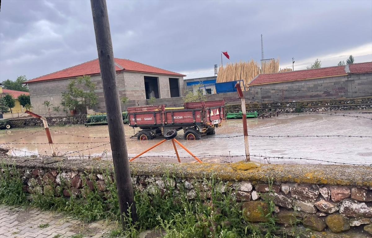konyada-etkili-olan-saganak-nedeniyle-dere-tasti-ev-ve-is-yerlerini-su-basti.jpg