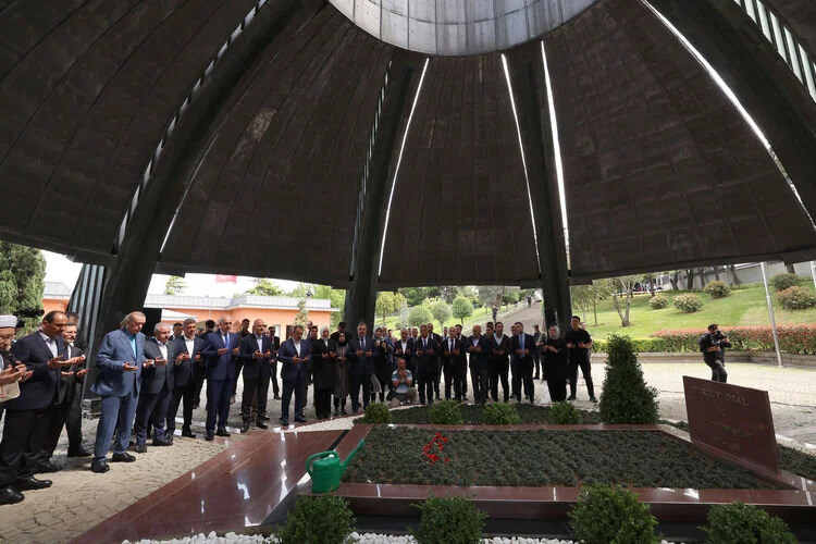 cumhurbaskani-erdogan-turgut-ozal-ve-necmettin-erbakanin-kabirlerini-ziyaret-etti.webp