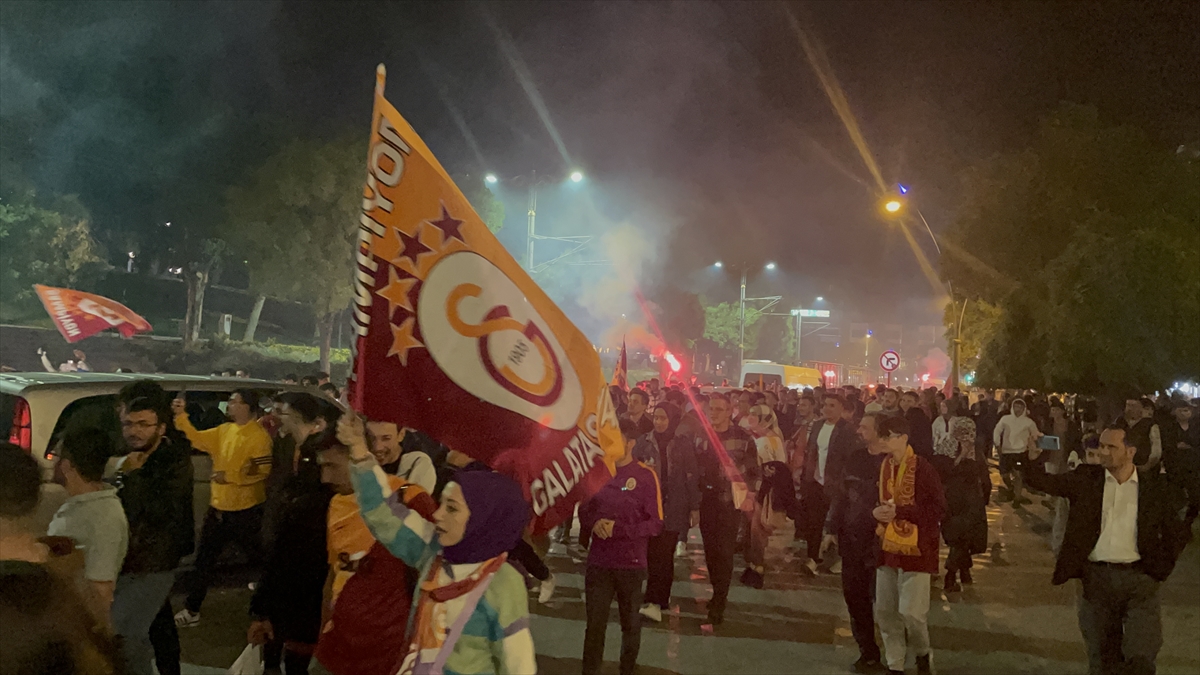 galatasaray-taraftari-konyada-sampiyonluk-kutlamasi-yapti-001.jpg