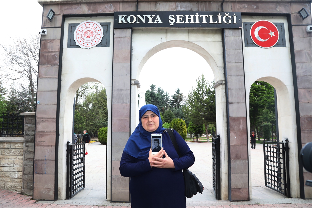 aa-20230602-31309340-31309338-hic-gormedigi-babasinin-kabrinin-konya-sehitliginde-oldugunu-ogrenen-kadindan-huzunlu-ziyaret.jpg