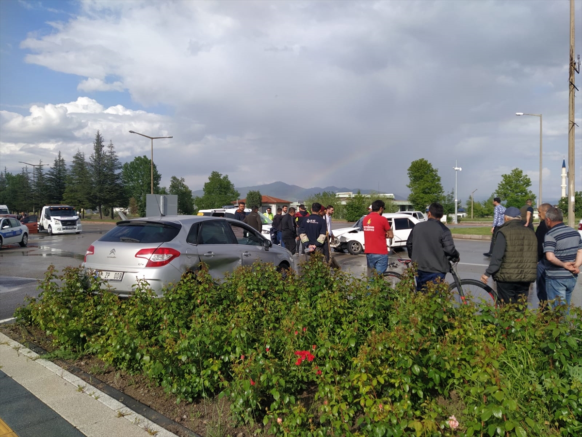 konyada-iki-otomobil-carpisti-2-yarali-003.jpg