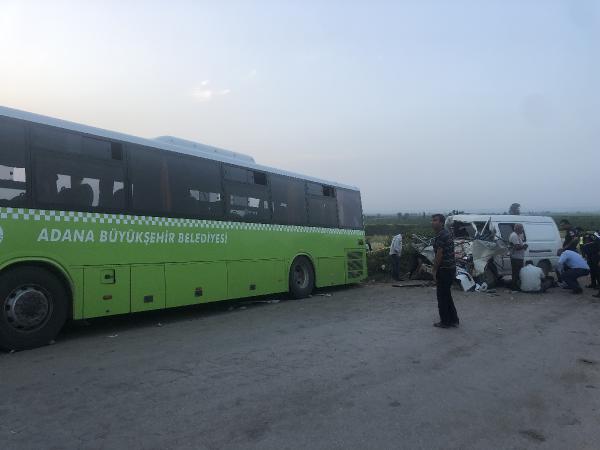 minibus-ile-belediye-otobusu-kafa-kafaya-carpisti-2-olu-10-yarali-001.jpg