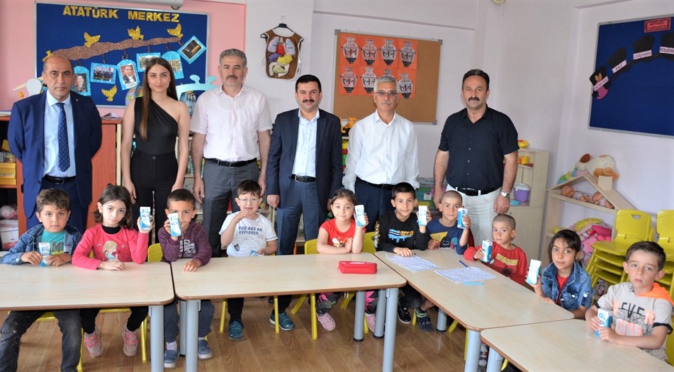 torkudan-hataydaki-ilkokul-ogrencilerine-sut-dagitimi-002.jpeg
