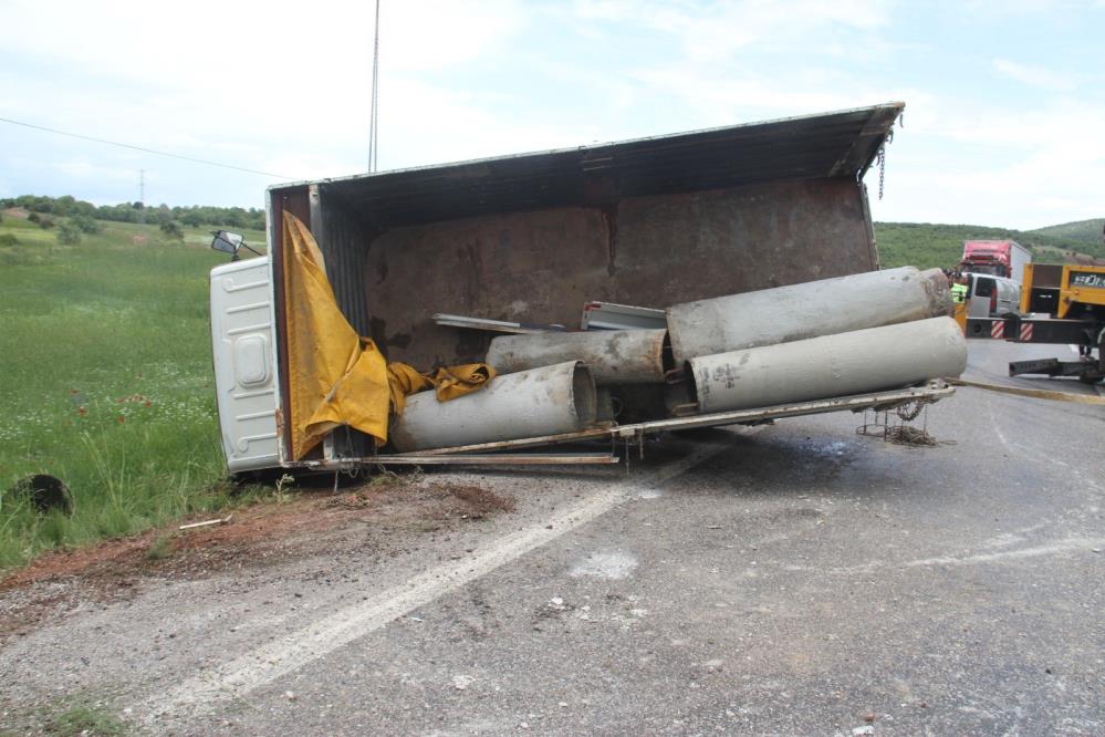 konyada-devrilen-kamyon-kazaya-neden-oldu-4-yarali-002.jpg